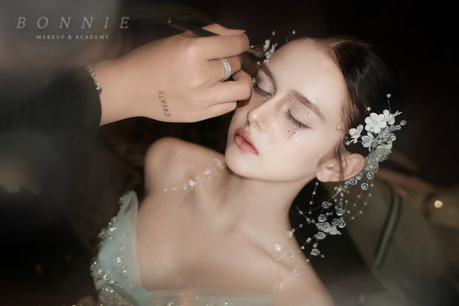 Cận cảnh lớp makeup ánh nhũ trên gương mặt mẫu.