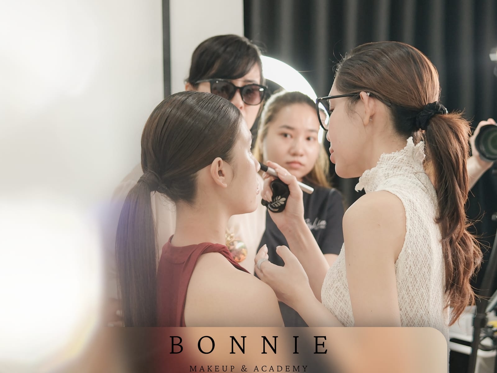 Học viên được Bonnie sửa kỹ thuật trực tiếp trong buổi học riêng.