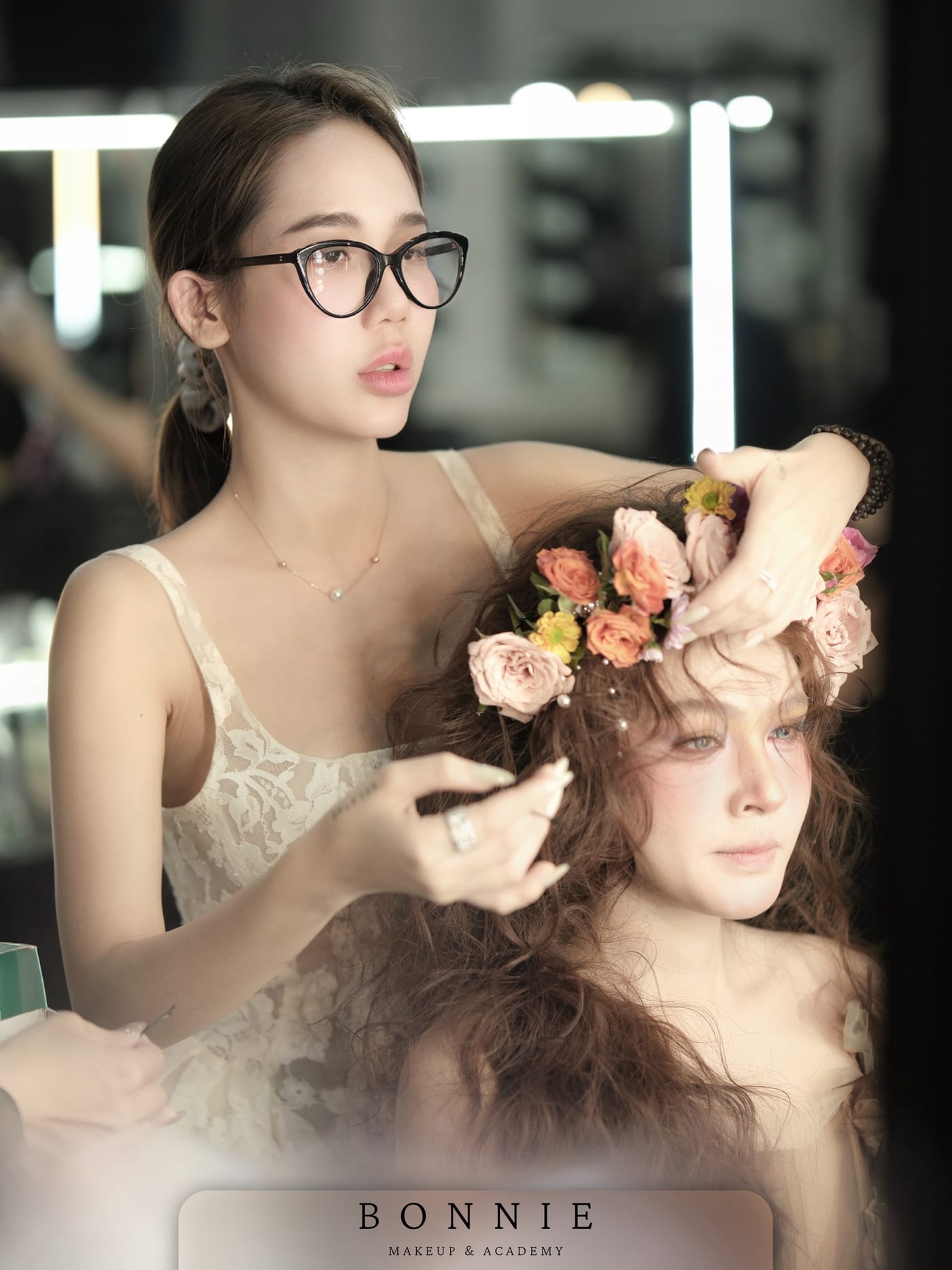 Học viên thực hành tạo kiểu tóc và cài hoa trên mẫu.