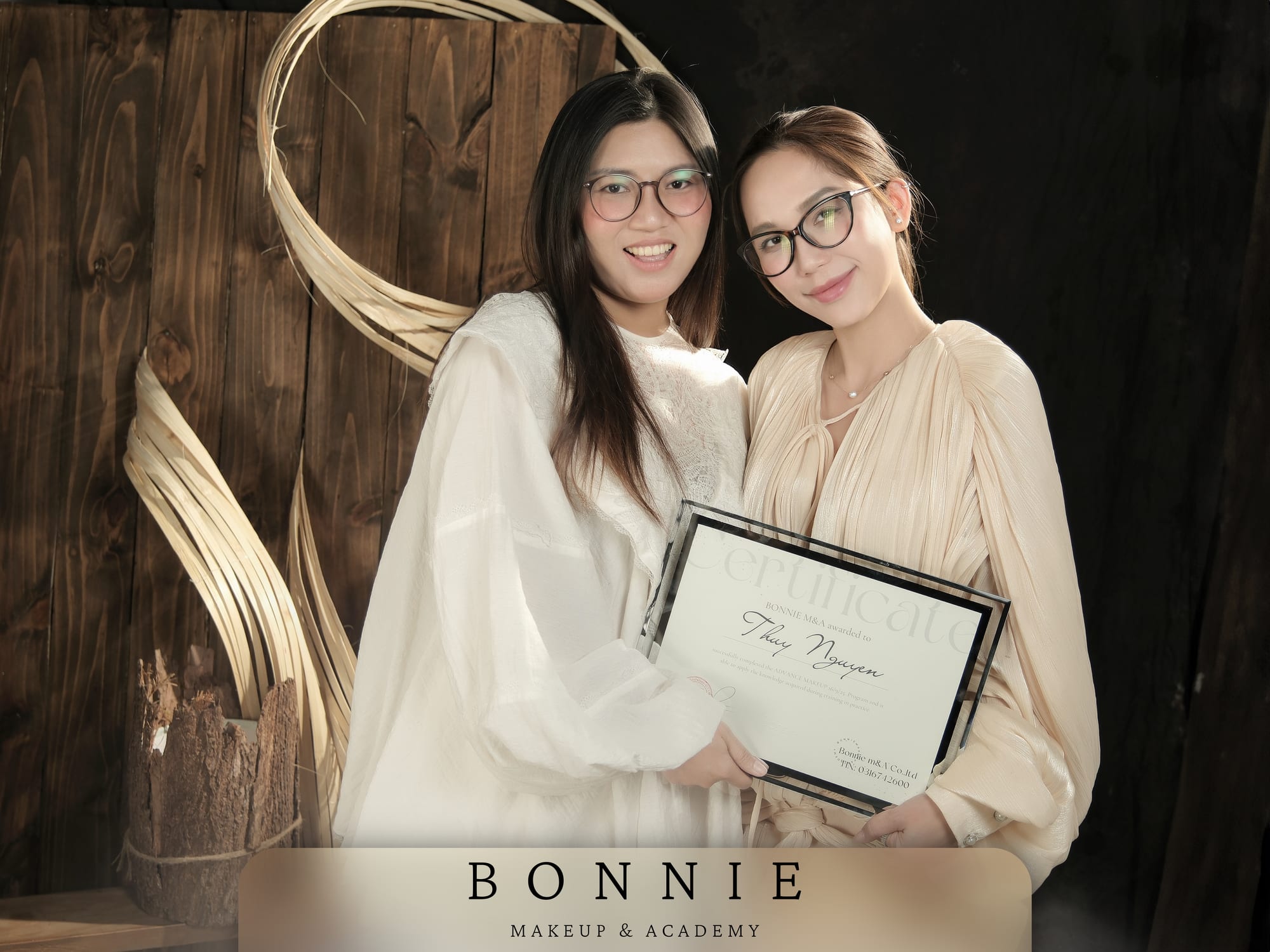 Học viên Bonnie nhận chứng nhận cùng Hoàng Quyên Bonnie, ảnh 1/5