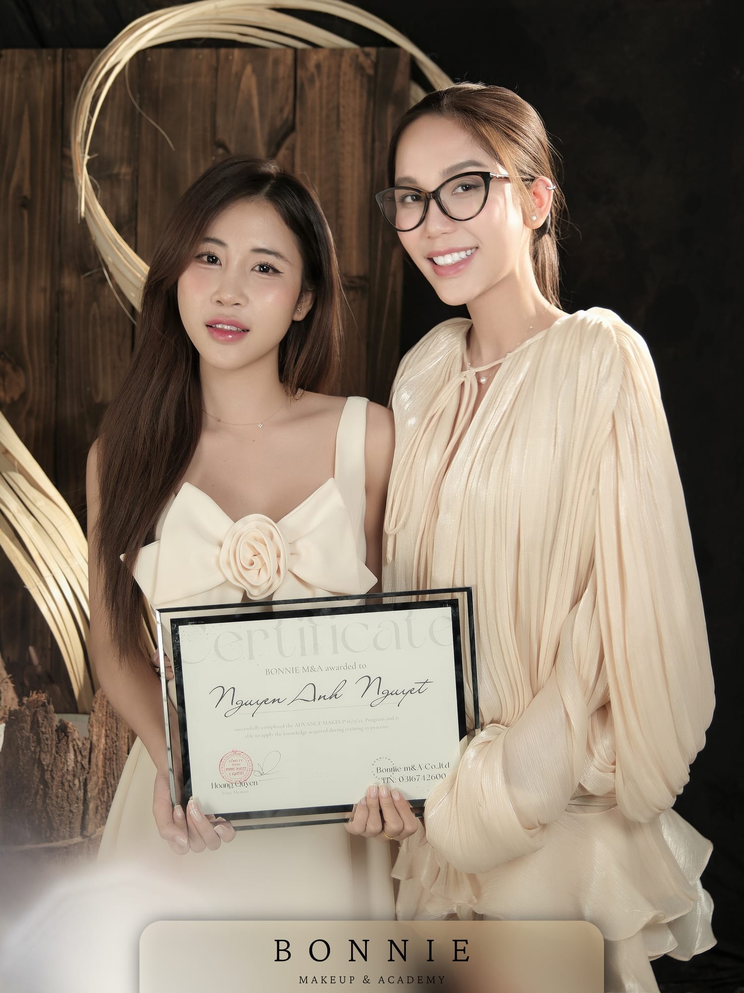 Học viên Bonnie nhận chứng nhận cùng Hoàng Quyên Bonnie, ảnh 4/5