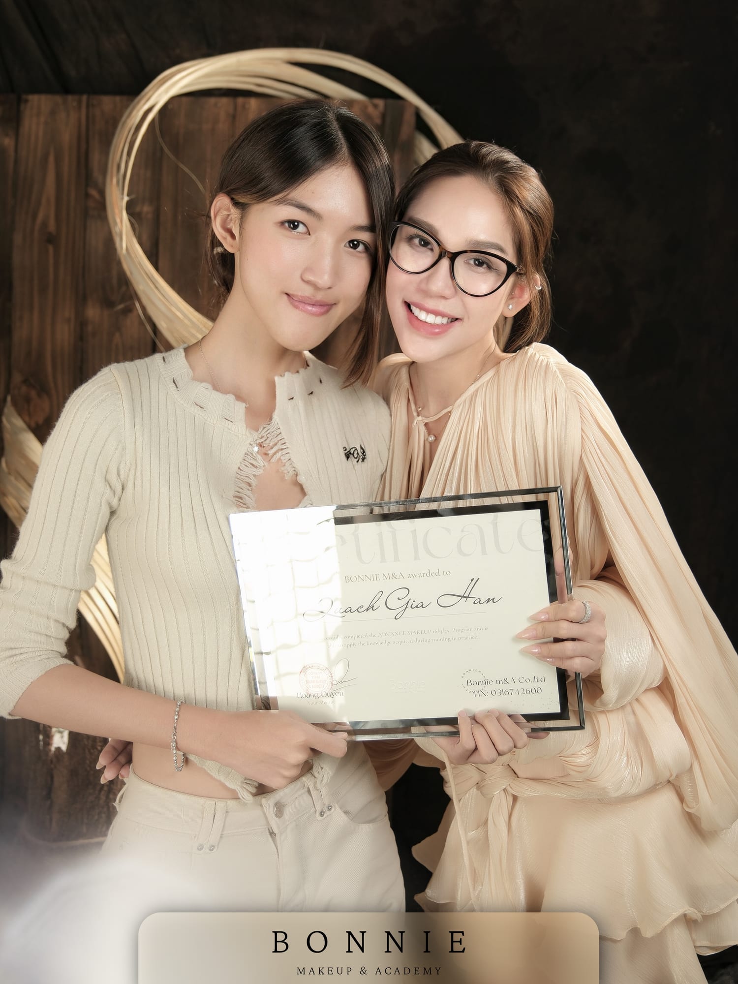 Học viên Bonnie nhận chứng nhận cùng Hoàng Quyên Bonnie, ảnh 5/5