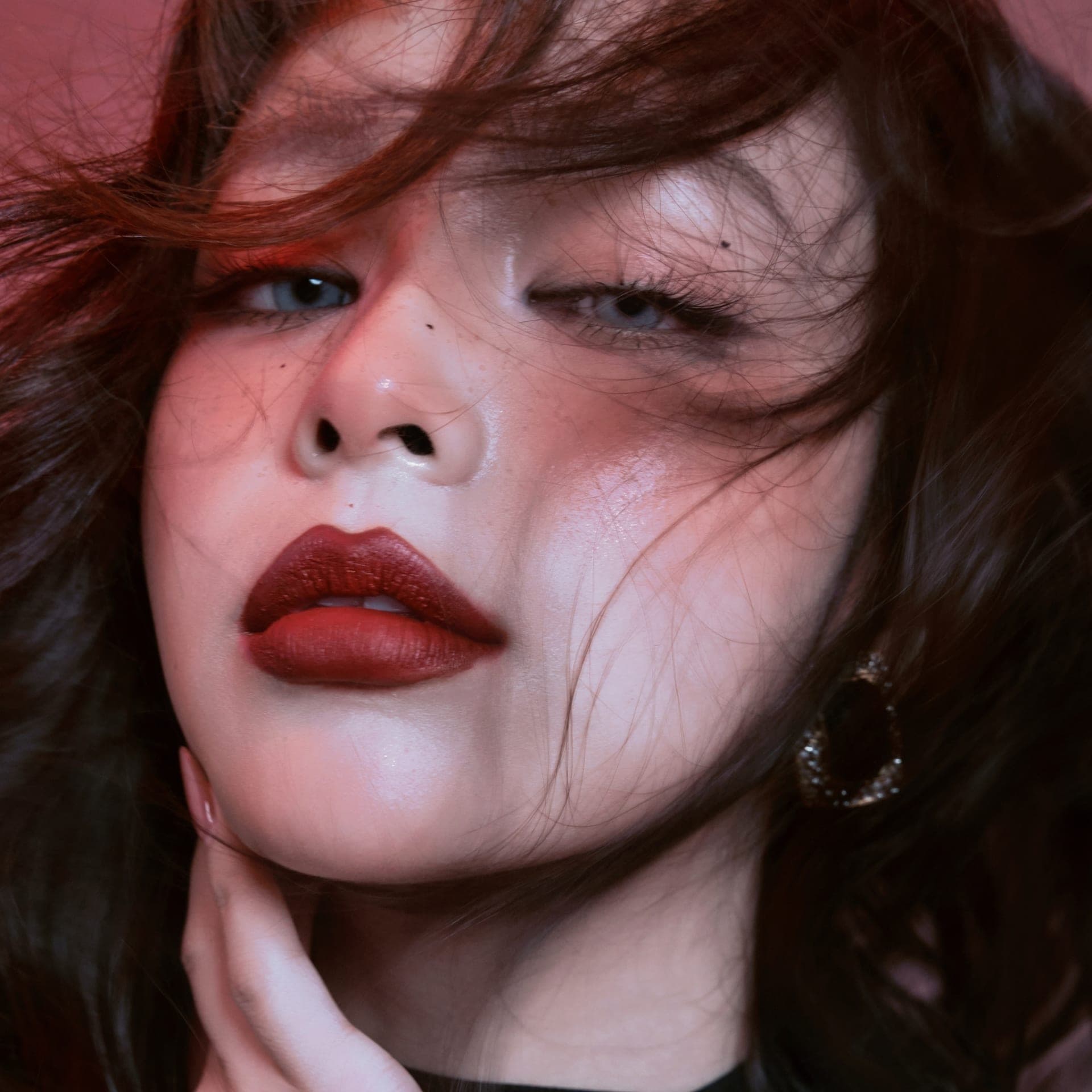 Cận cảnh độ hoàn thiện của nền da trong một bài makeup nâng cao