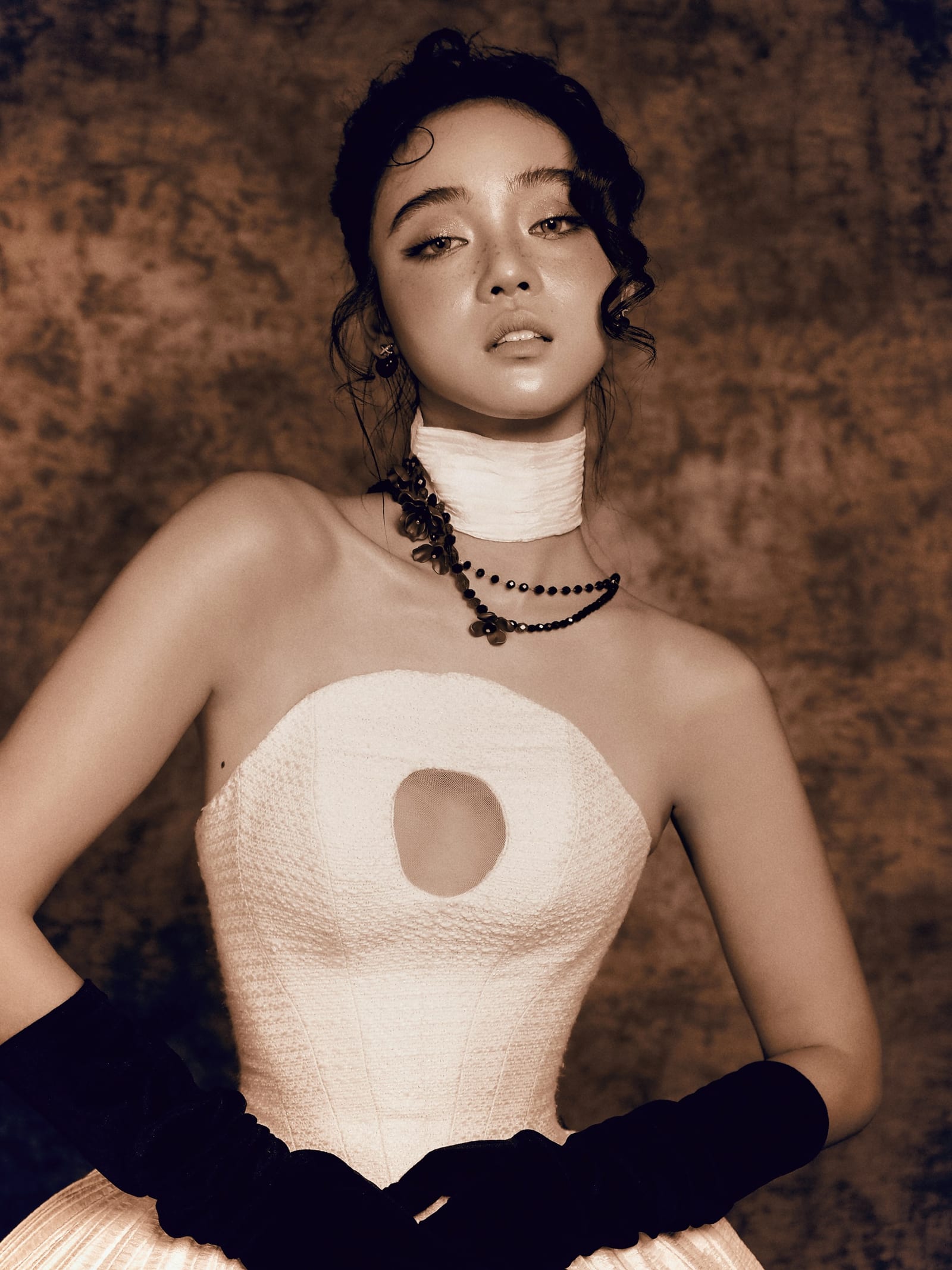 Người mẫu mặc corset và găng tay đen trong concept ảnh nghệ thuật.
