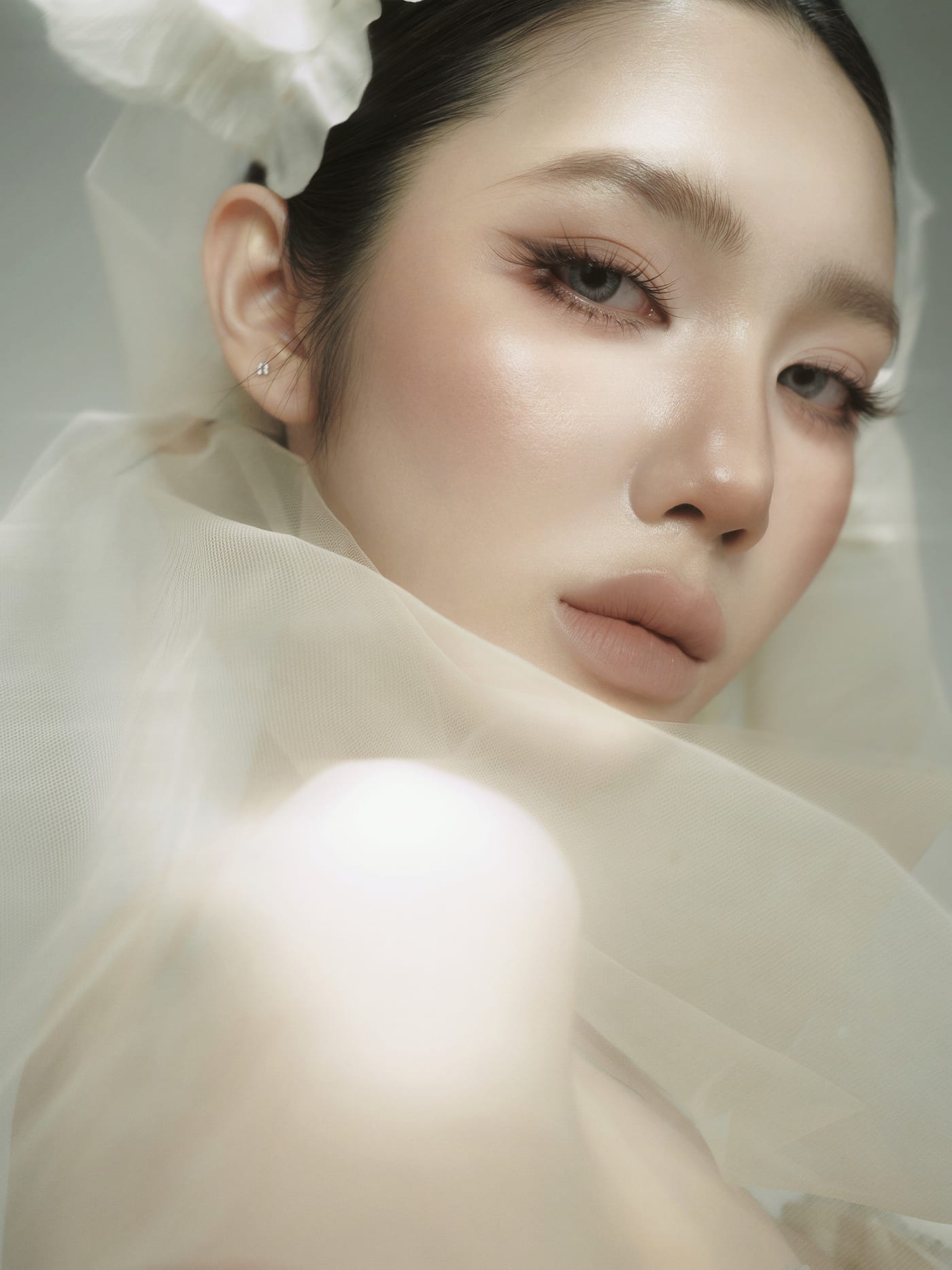 Chân dung người mẫu với voan trắng.