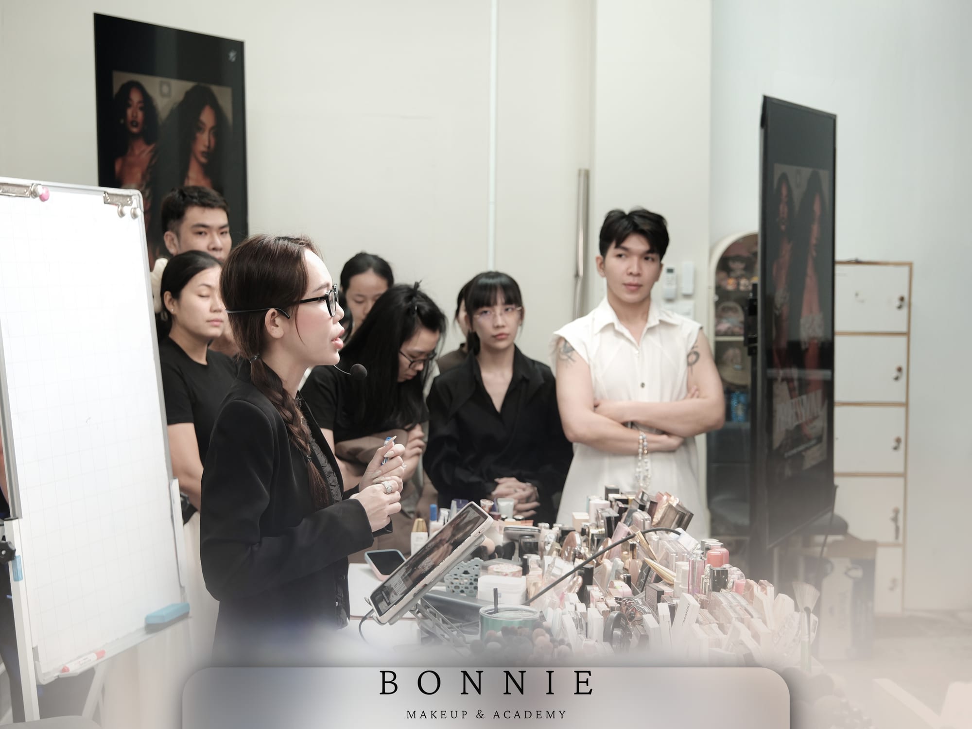 Hoàng Quyên Bonnie hướng dẫn học viên bên bàn trang điểm