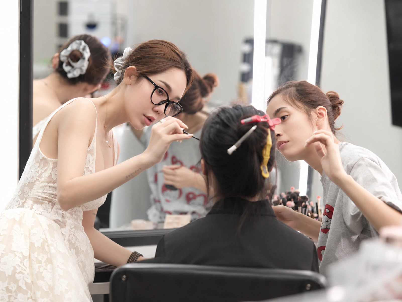 Giảng viên hướng dẫn thực hành trong nhóm nhỏ.